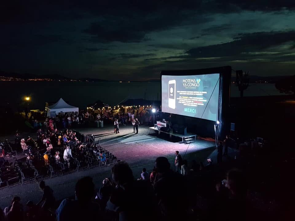 Open-air screening at night by Lake Geneva, Pyramides de Vidy